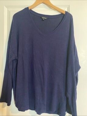 V-neck Lightweight Knit Sweater in Deep Navy